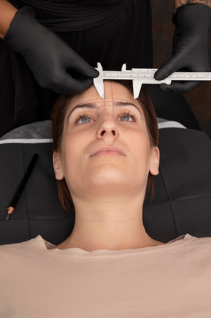 Mujer pasando por un procedimiento de microblading