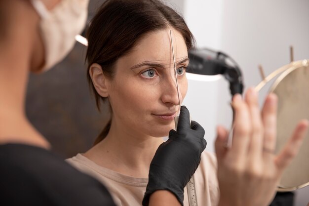 Mujer pasando por un procedimiento de microblading