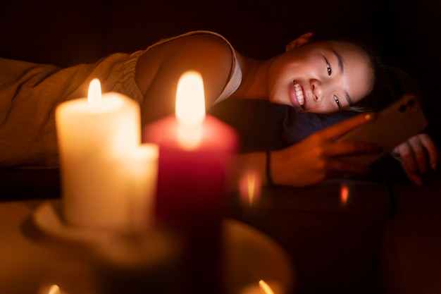 Mujer pasando tiempo a la luz de las velas.