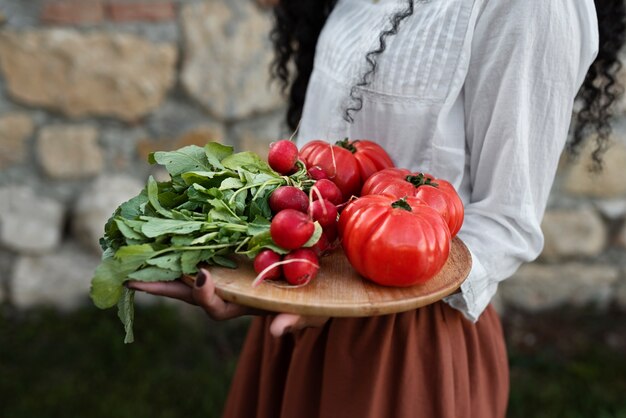 Mujer pasando tiempo en la naturaleza