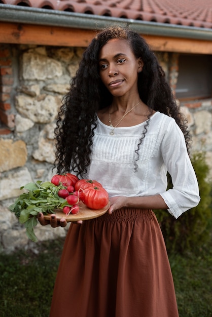 Foto gratuita mujer pasando tiempo en la naturaleza