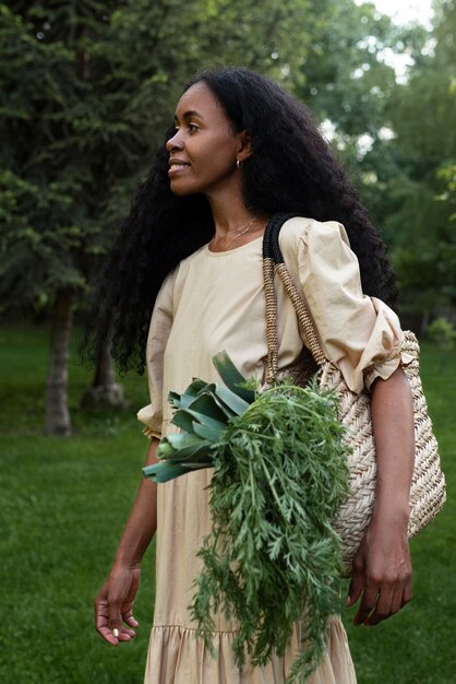 Mujer pasando tiempo en la naturaleza