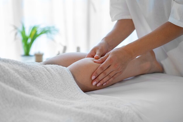 Mujer pasando tiempo en el spa y recibiendo un masaje relajante