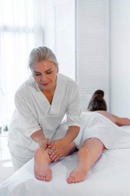 Mujer pasando tiempo en el spa y recibiendo un masaje relajante