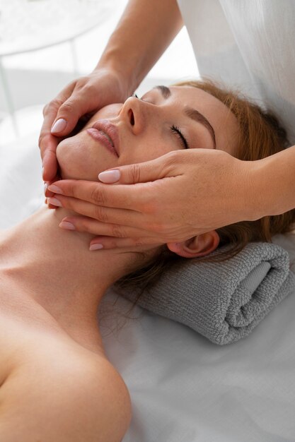 Mujer pasando tiempo en el spa y recibiendo un masaje relajante