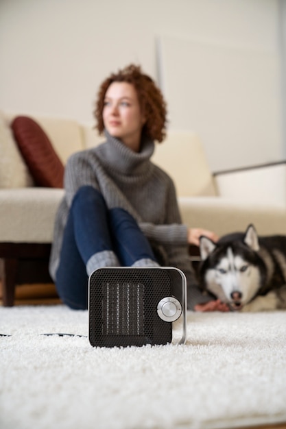 Foto gratuita mujer pasando tiempo con su mascota