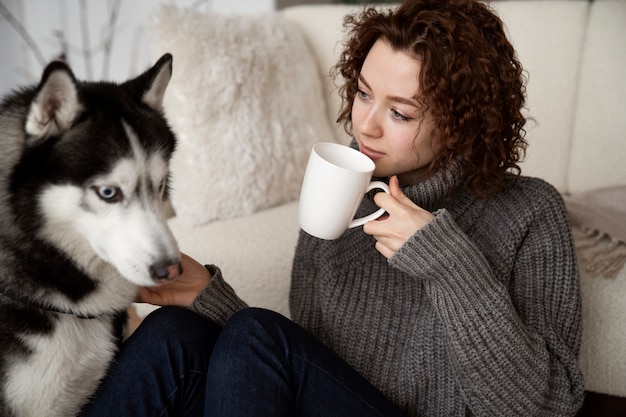 Foto gratuita mujer pasando tiempo con su mascota