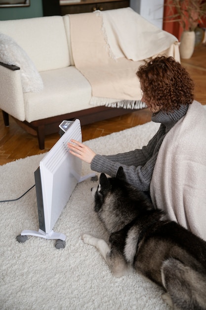 Foto gratuita mujer pasando tiempo con su mascota