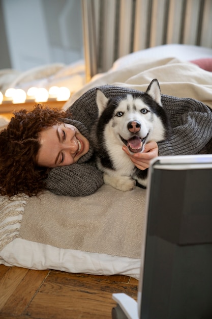 Mujer pasando tiempo con su mascota