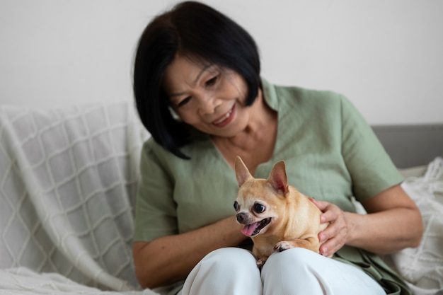 Foto gratuita mujer pasando tiempo con su perro en casa