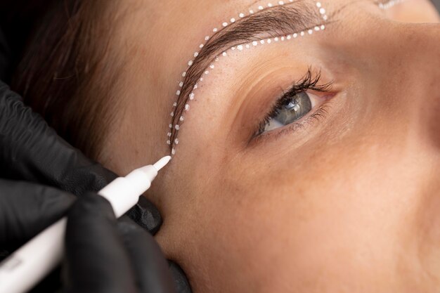 Mujer pasando por un tratamiento de microblading