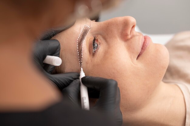 Mujer pasando por un tratamiento de microblading