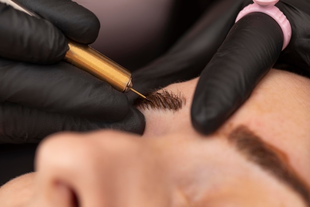 Mujer pasando por un tratamiento de microblading