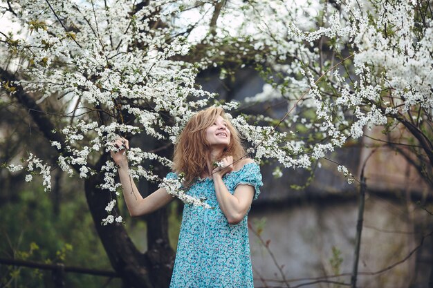 Mujer pasándolo bien con los árboles en flor