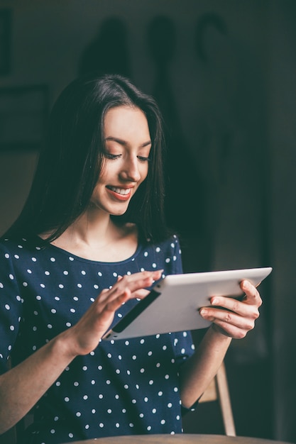 Mujer pasándolo bien con su tableta