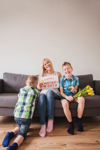 Foto gratuita mujer pasándolo bien con sus hijos en el día de la madre