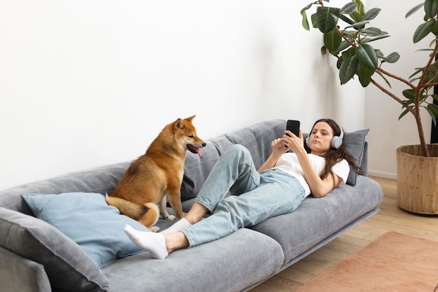 Mujer pasar tiempo junto con su perro