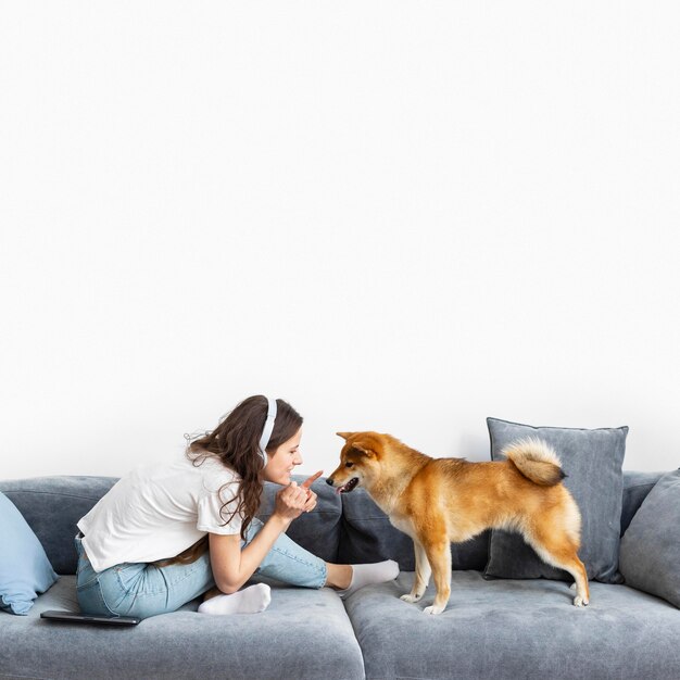 Mujer pasar tiempo junto con su perro