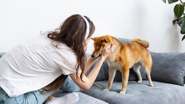 Mujer pasar tiempo junto con su perro