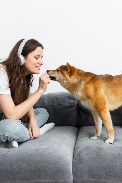 Mujer pasar tiempo junto con su perro