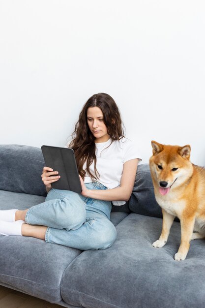 Mujer pasar tiempo junto con su perro