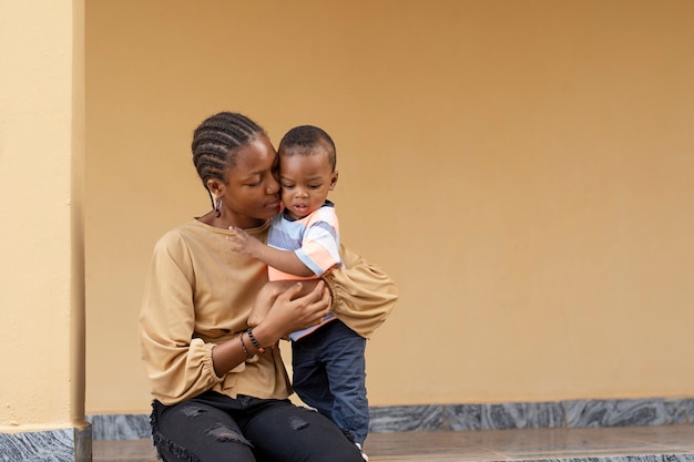 Mujer pasar tiempo con su bebé negro