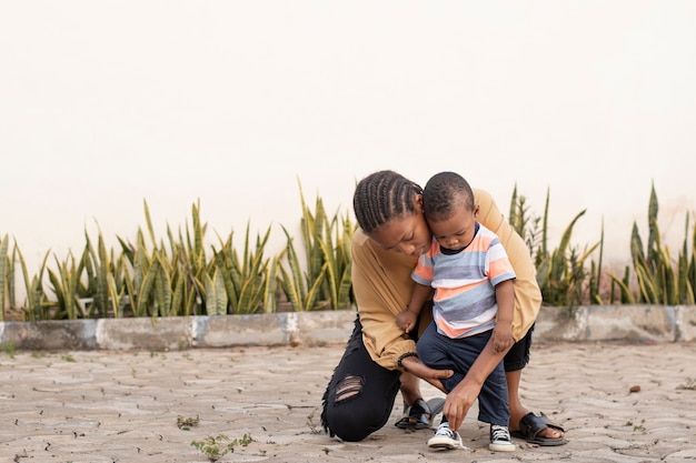 Foto gratuita mujer pasar tiempo con su bebé negro