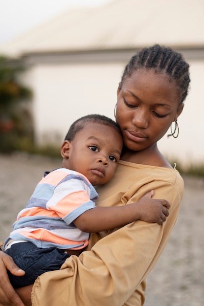 Mujer pasar tiempo con su bebé negro