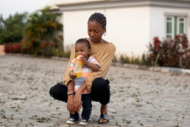 Mujer pasar tiempo con su bebé negro