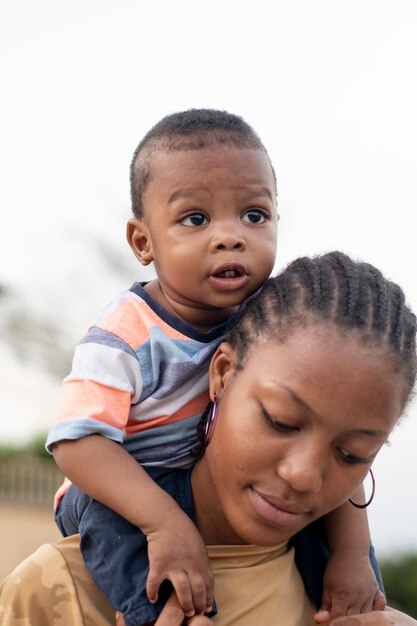 Mujer pasar tiempo con su bebé negro