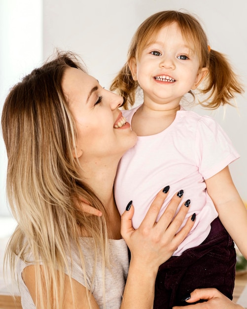 Mujer pasar tiempo con su hija el día de la madre en casa