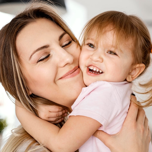 Foto gratuita mujer pasar tiempo con su hija el día de la madre en casa