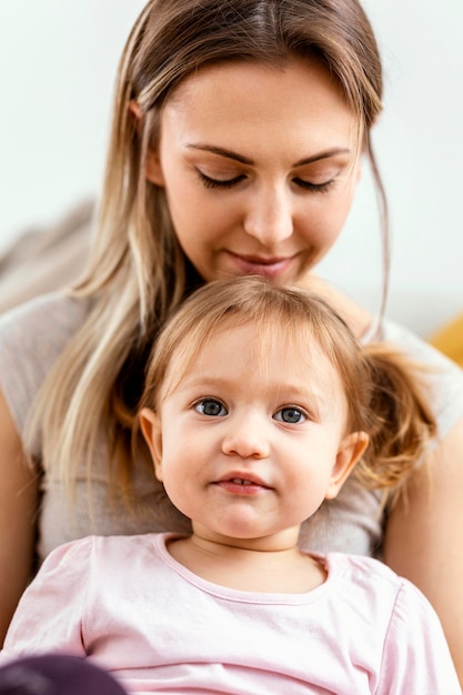 Mujer pasar tiempo con su hija en el evento del día de la madre