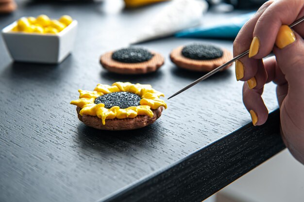 Mujer pastelera haciendo pan de jengibre diseño de pan de jengibre de girasol