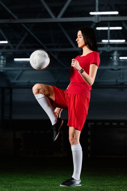 Mujer, patear, pelota del fútbol