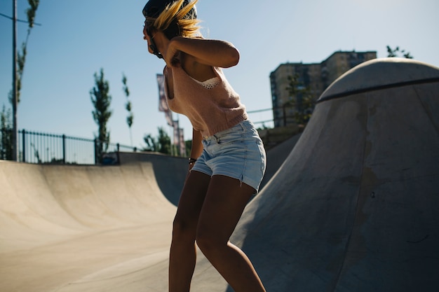 Mujer patinadora en pose con estilo