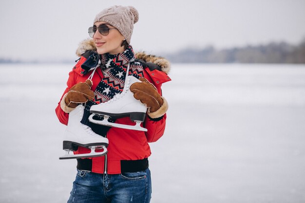 Mujer patinando sobre hielo en el lago