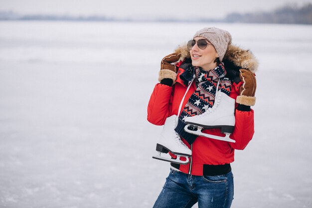 Mujer patinando sobre hielo en el lago