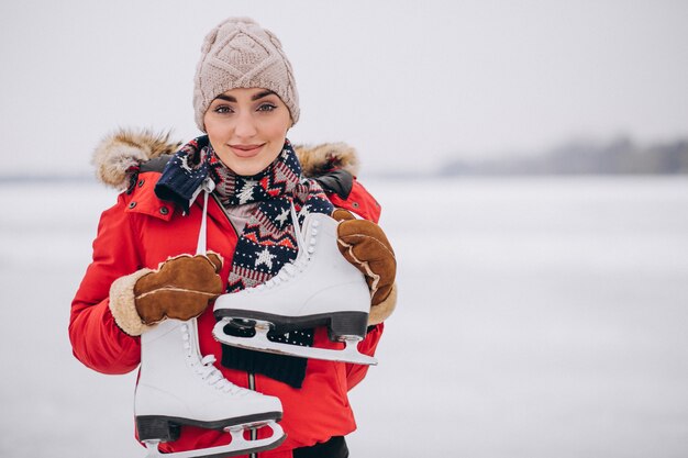 Mujer patinando sobre hielo en el lago