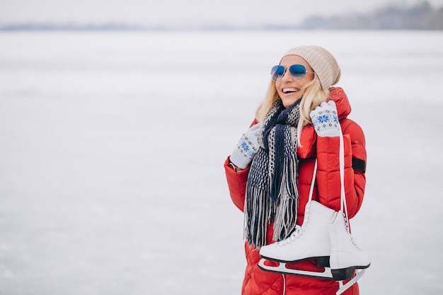 Mujer Hermosa En La Nieve Con Las Gafas De Sol Foto de archivo - Imagen de  cubo, frente: 107603246