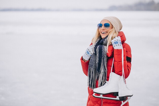 Mujer patinando sobre hielo en el lago