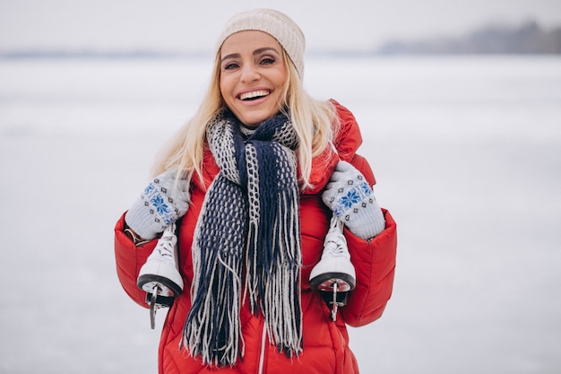 Mujer patinando sobre hielo en el lago