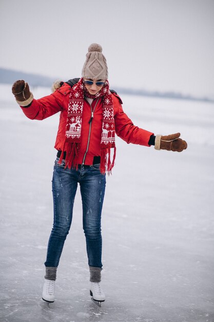 Mujer patinando sobre hielo en el lago