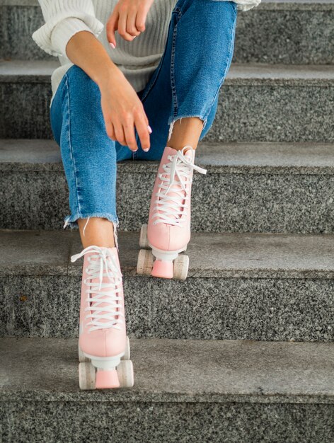 Mujer con patines posando en las escaleras