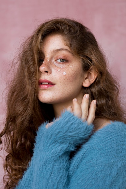 Foto gratuita mujer pecosa con flores blancas en el rostro