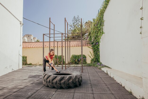 Mujer pegando rueda con martillo