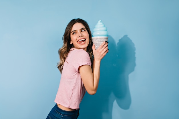 mujer con peinado elegante comiendo helado