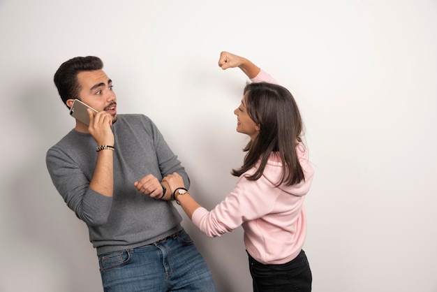 Mujer peleando juguetonamente con su novio.