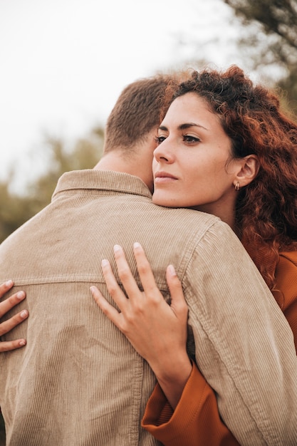 Mujer pelirroja abrazando a su novio