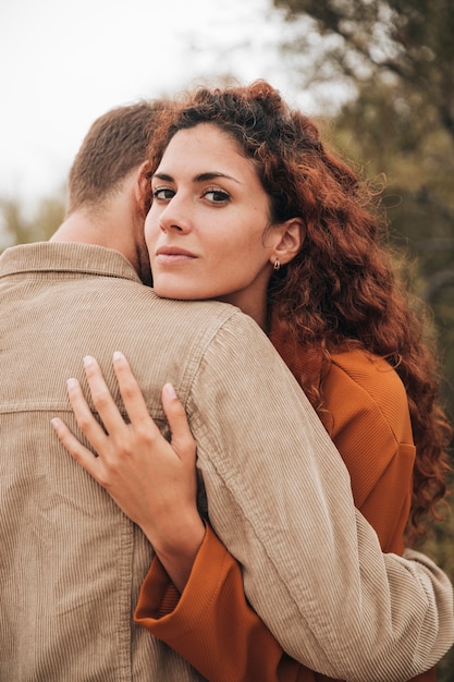Mujer pelirroja abrazando a su novio